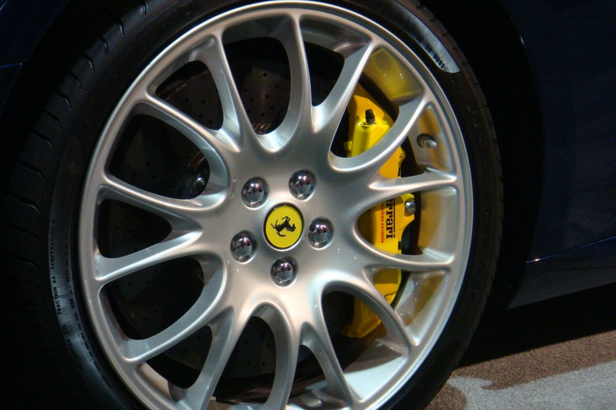 Velg van een Ferrari met remklauw